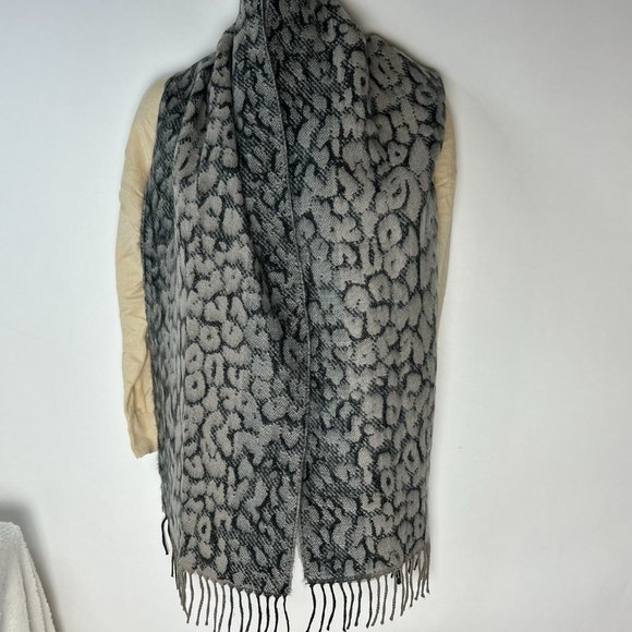 Softer than Cashmere? D&Y Black/White Mob Wife Animal Print Scarf - Picture 7 of 11